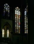 67978 Interieur van de St.-Martinuskerk (Oudegracht 401) te Utrecht: priesterkoor met één van de vijf glas-in-loodramen ...